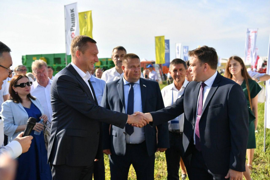 На Дне поля в Саратове представили беспилотные тракторы и дроны