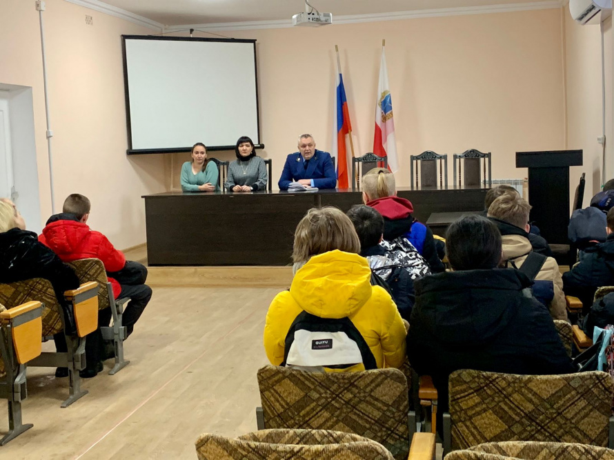Информацию о надзорной деятельности прокуратуры Перелюбского района в сфере профилактики безнадзорности и правонарушений несовершеннолетних